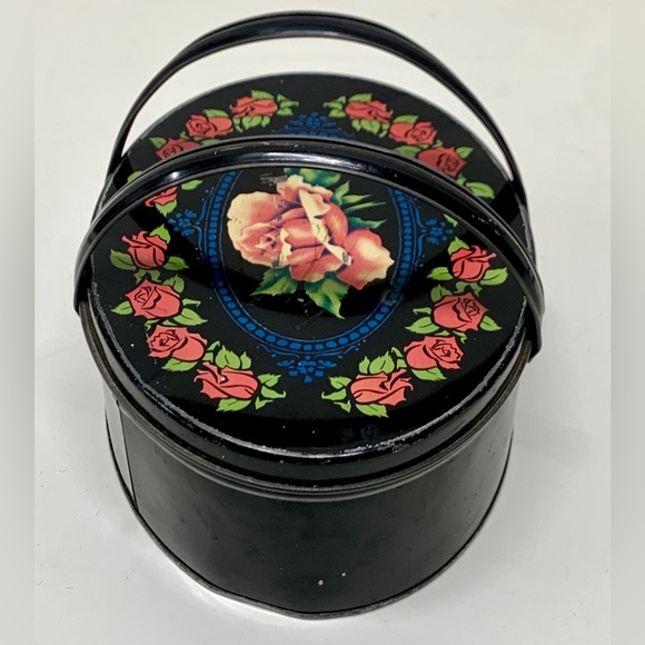 Early Mid Century Vintage Rose Floral Pattern Metal Lidded Handled Biscuit Tin - Picture 10 of 16
